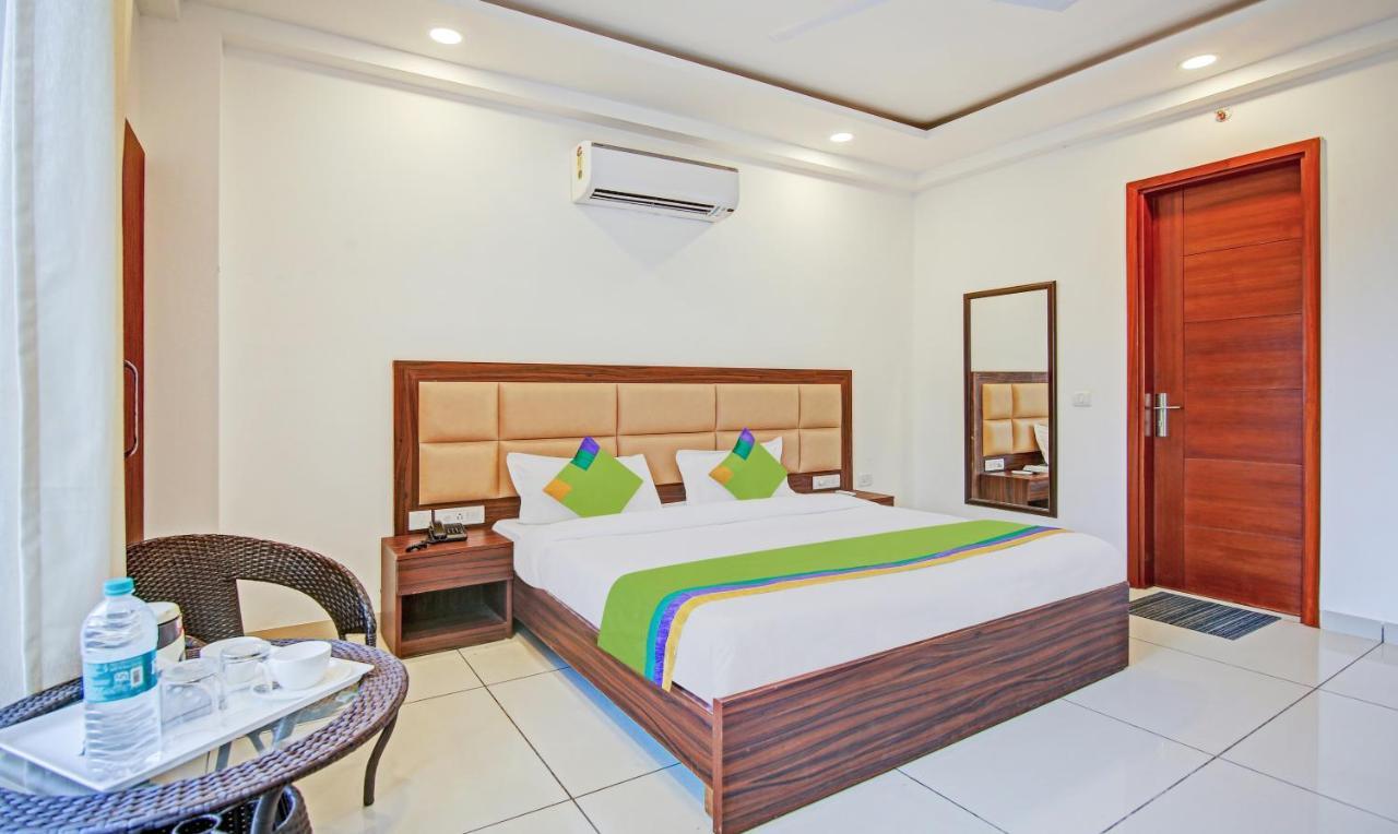 Treebo Aviraj Inn ノイダ エクステリア 写真