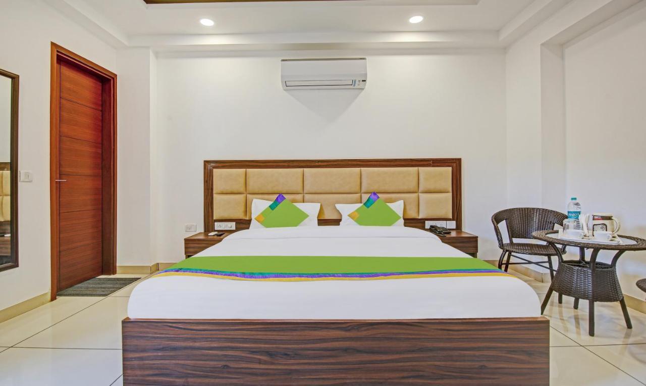 Treebo Aviraj Inn ノイダ エクステリア 写真