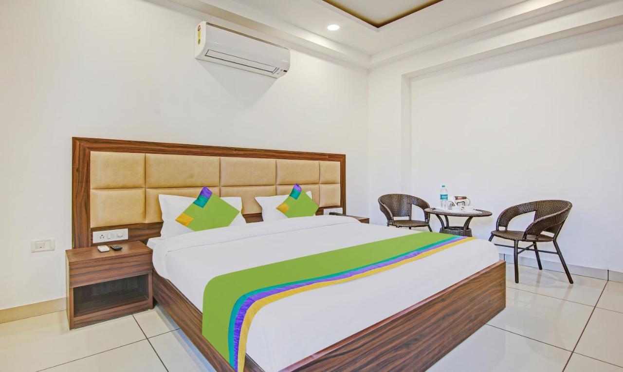 Treebo Aviraj Inn ノイダ エクステリア 写真