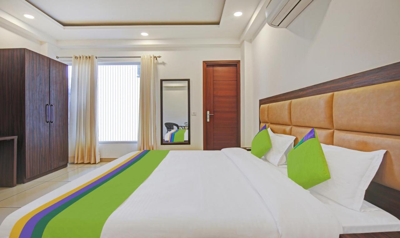 Treebo Aviraj Inn ノイダ エクステリア 写真